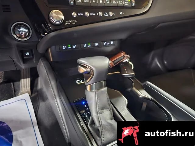 Lexus ES ES300h 7th generation 2024 года - похожие автомобили