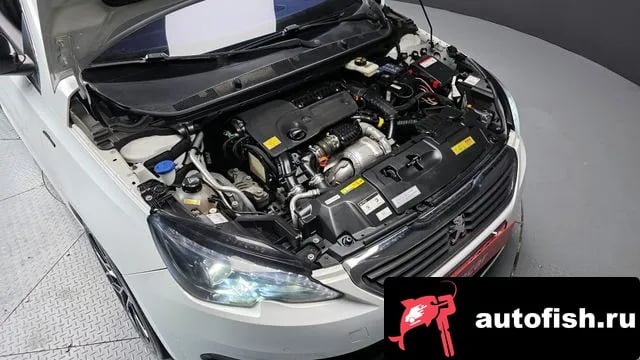 Peugeot 308 308 second generation 2018 года - вид 6