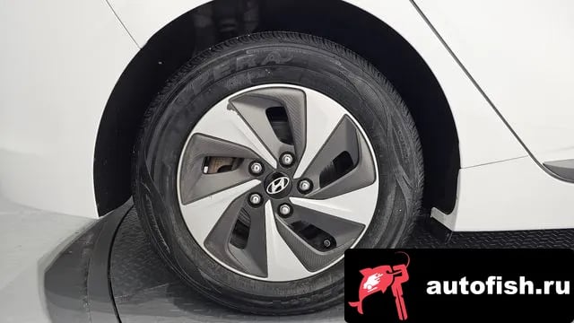 Hyundai Ioniq Ionic Hybrid 2018 года - похожие автомобили