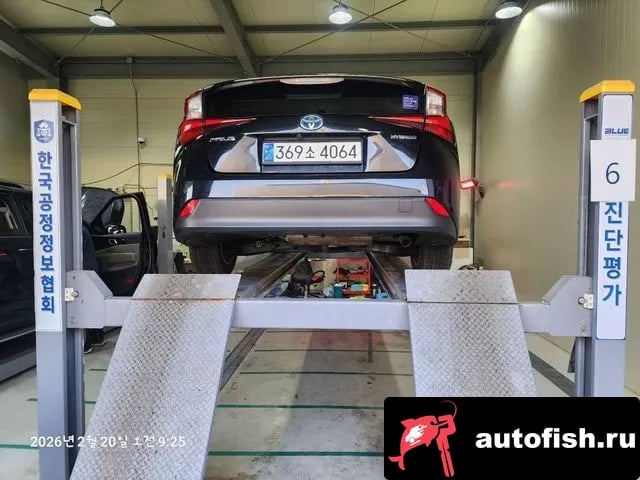 Toyota Prius Prius 4th Generation 2020 года - вид 2