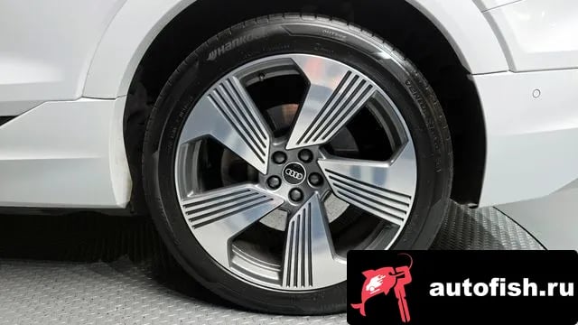 Audi e-tron e-Tron 2021 года - похожие автомобили