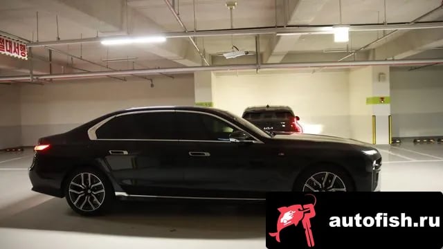 BMW 7-Series 7 Series (G70) 2025 года - вид 6