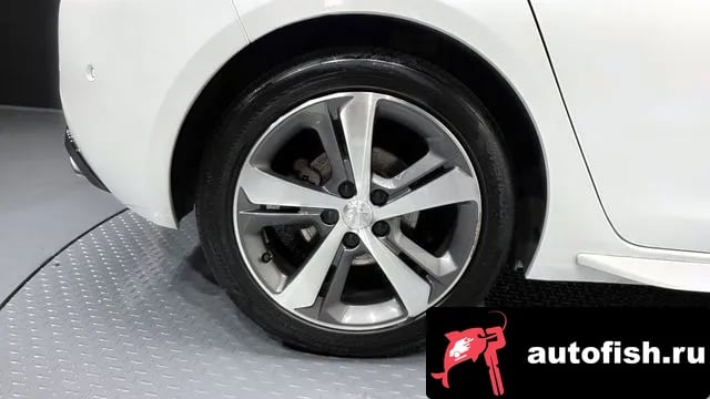 Peugeot 308 308 second generation 2019 года - вид 4