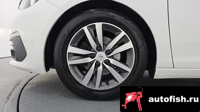 Peugeot 308 308 second generation 2018 года - вид 5