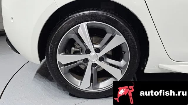 Peugeot 308 308 second generation 2019 года - вид 5