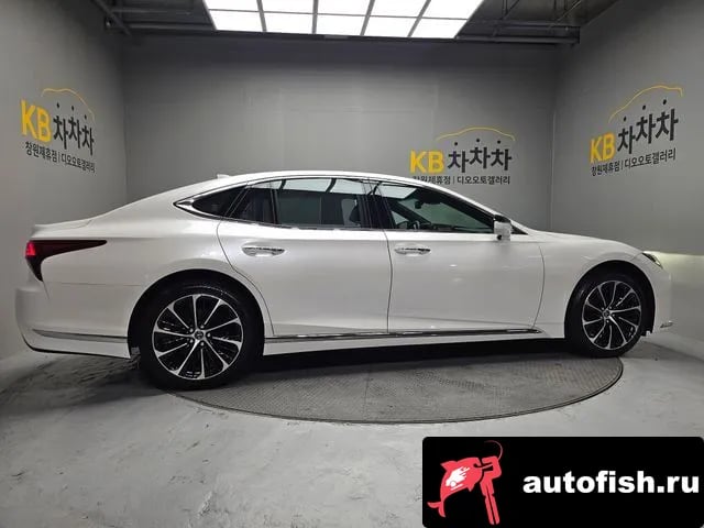 Lexus LS LS500h 5th generation 2022 года - вид 6