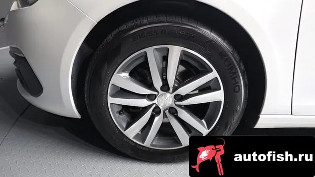 Peugeot 308 308 second generation 2019 года - вид 5