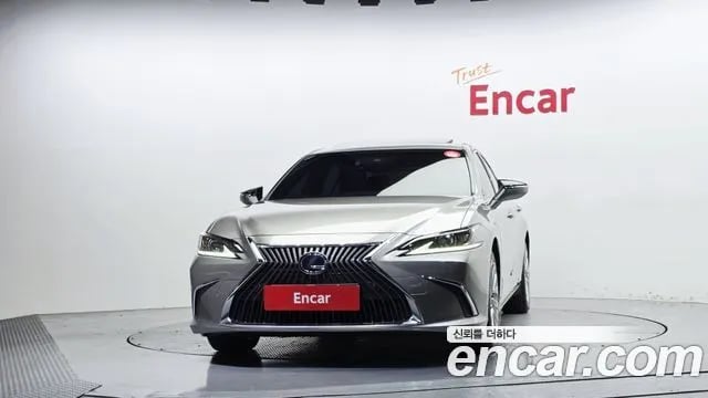 Lexus ES ES300h 7th generation 2020 года - вид 3