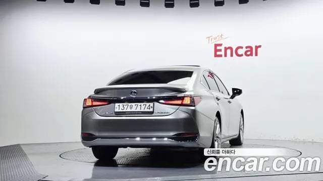 Lexus ES ES300h 7th generation 2020 года - вид 4
