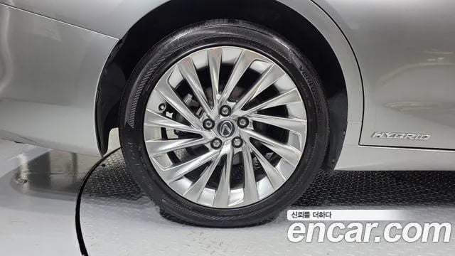 Lexus ES ES300h 7th generation 2020 года - вид 5