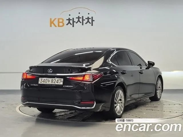 Lexus ES ES300h 7th generation 2020 года - вид 3