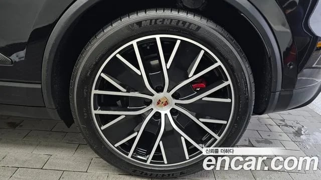 Porsche Macan Makan EV 2025 года - вид 5
