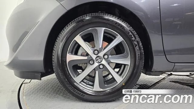 Toyota Prius Prius C 2018 года - вид 5