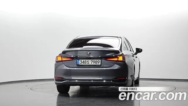 Lexus ES ES300h 7th generation 2018 года - вид 4
