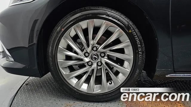 Lexus ES ES300h 7th generation 2026 года - вид 5