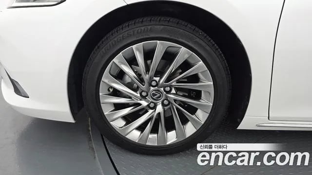 Lexus ES ES300h 7th generation 2025 года - вид 5