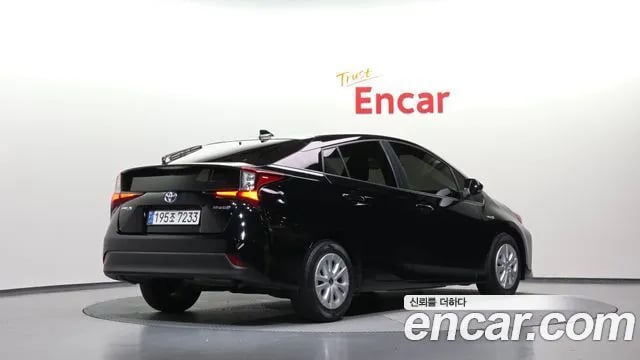 Toyota Prius Prius 4th Generation 2021 года - вид 2