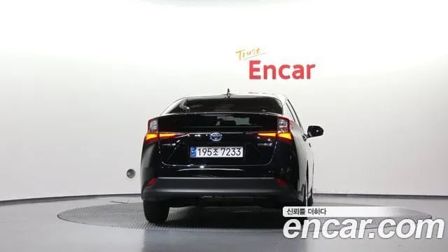 Toyota Prius Prius 4th Generation 2021 года - вид 4