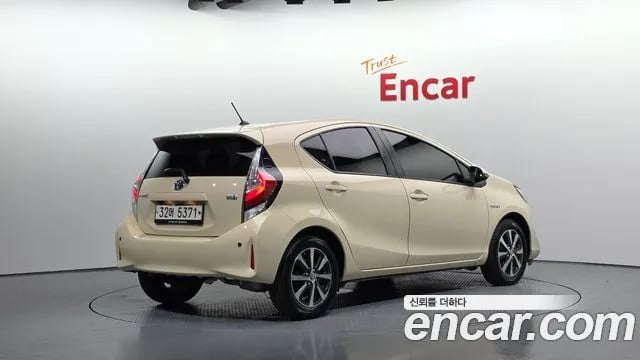 Toyota Prius Prius C 2018 года - вид 2