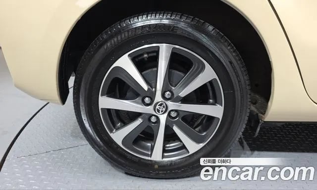 Toyota Prius Prius C 2018 года - вид 5