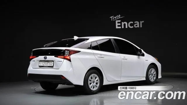 Toyota Prius Prius 4th Generation 2019 года - вид 2