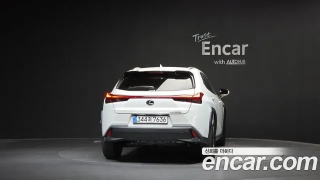 Lexus UX UX300h 2025 года - вид 3