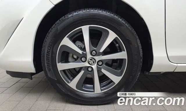 Toyota Prius Prius C 2018 года - вид 4