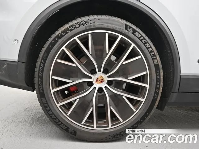 Porsche Macan Makan EV 2025 года - вид 5