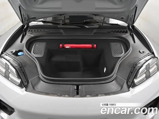 Porsche Macan Makan EV 2025 года - вид 6