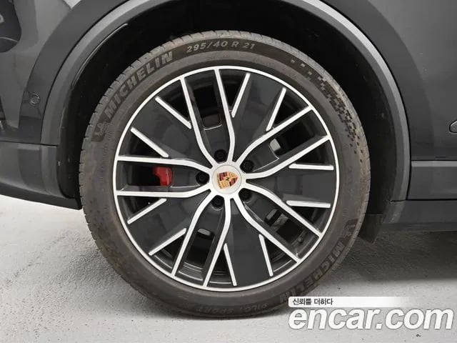 Porsche Macan Makan EV 2025 года - вид 5