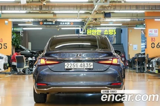 Lexus ES ES300h 7th generation 2025 года - вид 4
