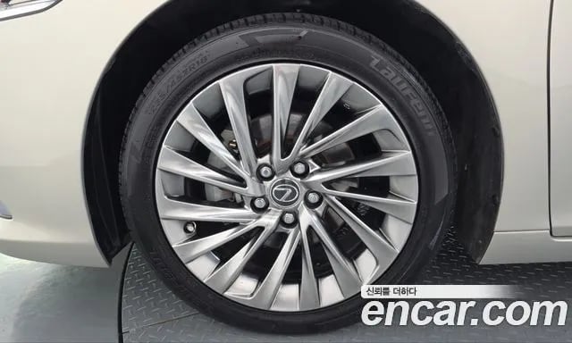 Lexus ES ES300h 7th generation 2018 года - вид 5