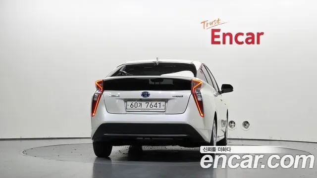 Toyota Prius Prius 4th Generation 2018 года - вид 3
