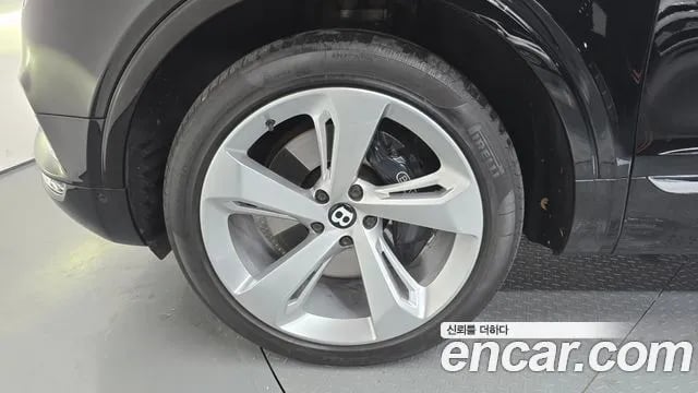 Bentley Bentayga Benteiga 2018 года - вид 5