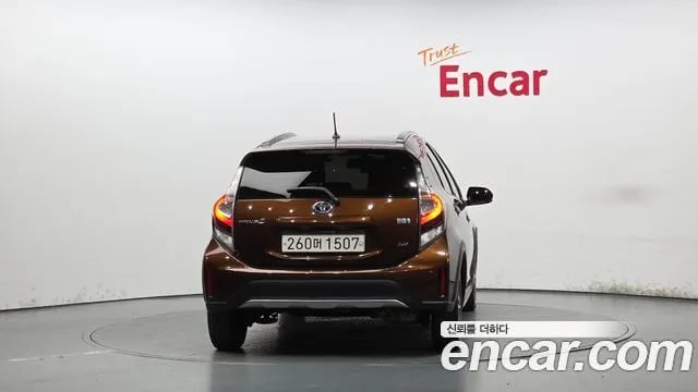 Toyota Prius Prius C 2021 года - вид 3