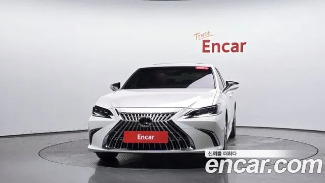 Lexus ES ES300h 7th generation 2026 года - вид 2