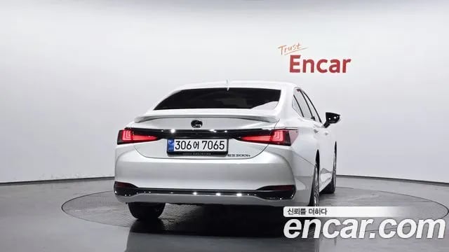 Lexus ES ES300h 7th generation 2026 года - вид 3