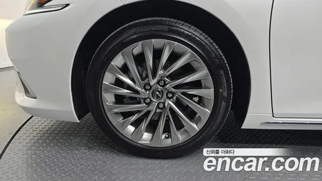 Lexus ES ES300h 7th generation 2026 года - вид 4