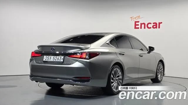 Lexus ES ES300h 7th generation 2018 года - вид 2