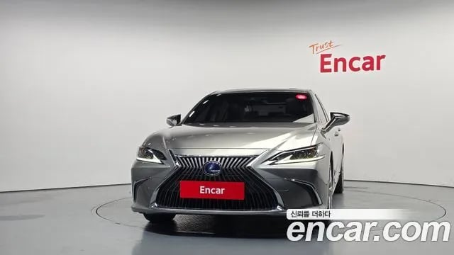 Lexus ES ES300h 7th generation 2018 года - вид 3