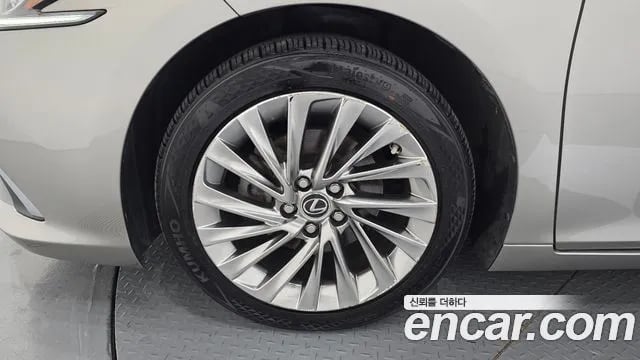 Lexus ES ES300h 7th generation 2018 года - вид 5