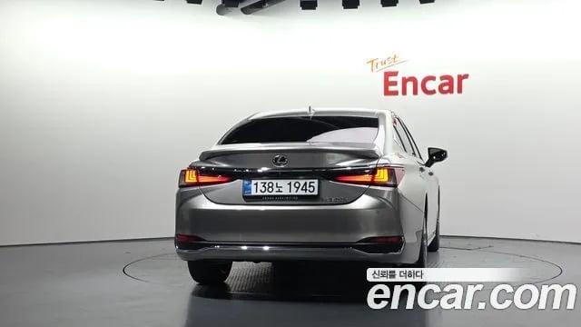 Lexus ES ES300h 7th generation 2025 года - вид 4