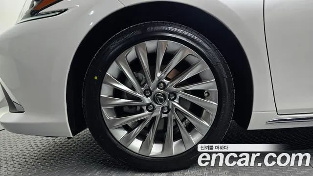 Lexus ES ES300h 7th generation 2026 года - вид 4