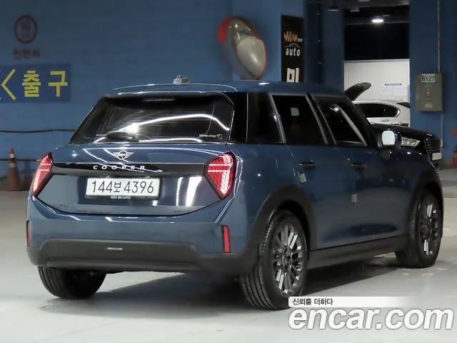 Mini Cooper Cooper C 4th generation 2025 года - вид 4