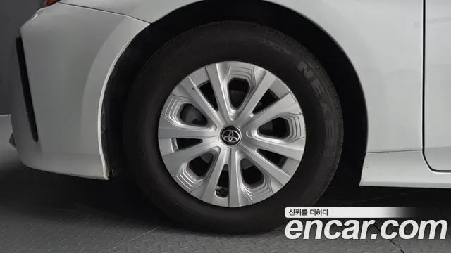 Toyota Prius Prius 4th Generation 2021 года - вид 5