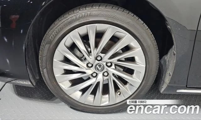 Lexus ES ES300h 7th generation 2025 года - вид 4
